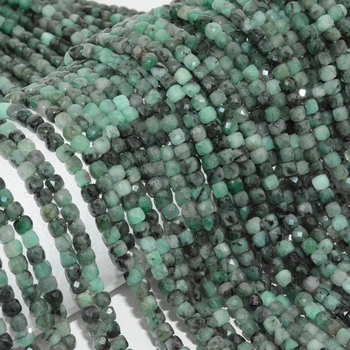 Prirodni jednostavan kvalitetan emerald izbrušena kocka nepravilnog oblika, kuglice 4 mm